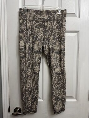 Lululemon size 10 Invigorate High Rise Tight 25inch